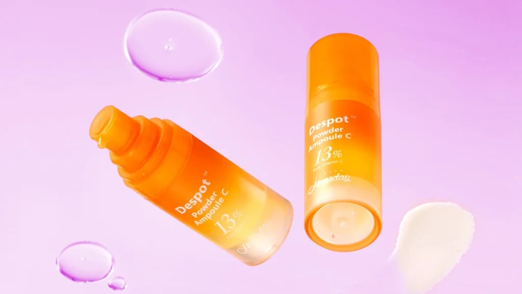 Tratament intensiv Eleven Huesday cu 13% vitamina C pură sub formă de pudră, activată înainte de utilizare pentru a minimiza oxidarea.